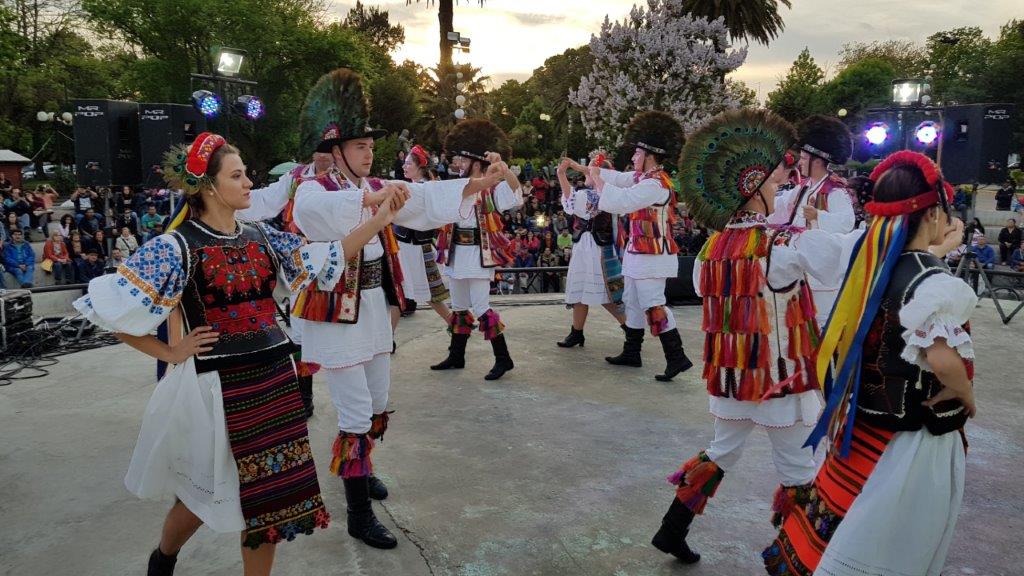 Ansamblul Folcloric Sinca Noua in San Carlos, Chile 2017, Joc de Nasaud pe scena in Plaza Central de San Carlos